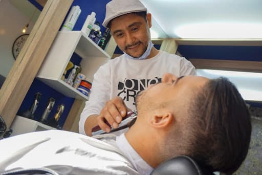 Barber shop YNS salon coiffure vip pour homme business image 6